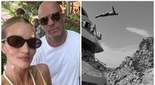 Vacanță de vis pentru Jason Statham. Actorul face spectacol cu sărituri în apă
