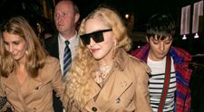 Madonna a pozat nud la 61 de ani pentru fanii ei virtuali. „Fiecare are o cârjă”