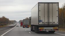 Un șofer de TIR stă beat de o săptămână, într-o parcare de camioane din Germania. Polițiștii așteaptă să se trezească