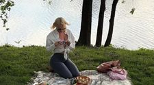 Alexandra Stan, picnic de fițe cu prietenele în Mogoșoaia: au înlocuit micii tradiționali cu alte delicatese. Ce au făcut după ce le-a prins o ploaie torențială
