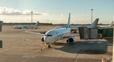 Un bărbat testat pozitiv cu COVID s-a deghizat în soția lui pentru a zbura cu avionul. Cum s-a dat de gol
