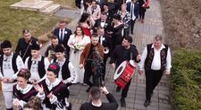 Andrada Tulvan a făcut nuntă ca pe vremuri, cu higheghe și tobă. Căntăreața de muzică populară a mers cu alai până la Starea Civilă