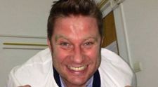 Primele imagini cu fetita nou-nascuta a lui Pavel Bartos. Smiley i-a fost nas, iar imaginea in care o tine in brate a strans peste 100.000 de like-uri