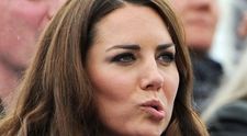 Scandalul anului 2012: Kate Middleton, surprinsa <span style=