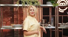 MasterChef 2024, 1 octombrie.Ortensia Iliev a fost, printre altele, model, iar pentru ea a venit impresarul lui Naomi Campbell în România să îi propună o carieră începută la o revistă pentru adulți. Chefilor le-a adus ravioli cu sos de caramel și morcov, dar s-a emoționat peste măsură: 