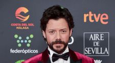 În Casa de Papel e un timid incurabil, în viață reală e un macho sexy. Cum arată soția „Profesorului”