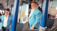 Adrian Minune, viral pe TikTok! Artistul a fost filmat în timp ce mergea cu autobuzul. Comentariile internauților, un adevărat deliciu: „Repeta poezia pentru serbare”