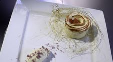 Reteta Georgiana Prica: Tarta cu mere, rubarba si cardamon pe cuib de zahar ars cu crema de unt aromatizata cu vanilie