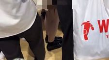 Revoltător! Cum a fost prins un bărbat în timp ce filma pe ascuns femei într-un magazin! Incredibil unde și-a pus telefonul FOTO