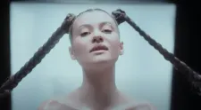 Se bucură de momentul ei de glorie, dar suferă din dragoste! Erika Isac tocmai s-a despărțit de iubitul ei, un cântăreț cunoscut