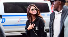Prefera tinutele sexy, dar pentru slujbele de duminica se transforma. Cum a fost surprinsa Selena Gomez la biserica