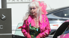 Cea mai misterioasă blondă a Americii, surprinsă de paparazzi pe străzile din Los Angeles. Detaliul care le-a atras tuturor atenția