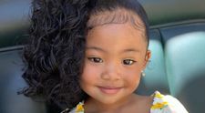 Fetița unui cuplu a cucerit Instagramul cu frumusețea ei. Tatăl este vietnamez, iar mama africană
