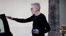 A fost căsătorit de două ori și este tatăl unei fete, însă acum umblă de mână cu iubitul tinerel. Nu își ascund dragostea în public! Cum au fost surprinși de paparazzi, în plină stradă. VIDEO