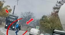 O mamă este fotografiată în timp ce trece cu copilul în brațe printre două TIR-uri. Trecerea de pietoni este la câțiva pași. Poliția: 11.582 de abateri ale pietonilor în doar o săptămână!