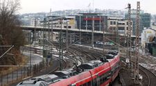 Supraviețuire miraculoasă. Un bărbat a călătorit agăţat de un tren care circula cu 282 km/h