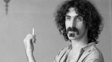 Familia lui Frank Zappa îl resuscitează pentru bani. Artistul va susține un ultim concert, la 25 de ani după ce a murit