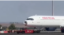 VIDEO Un avion cu 182 de pasageri a lovit un vultur. Botul aeronavei a fost smuls, iar călătorii au fost nevoiţi să-şi pună masca de oxigen