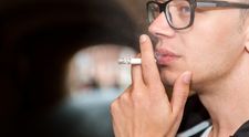 Vești rele pentru fumători! Orașul din România care interzice fumatul în aer liber. Ce amenzi se aplică dacă regula nu este respectată