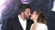 Jennifer Lopez, în sutien la premiera nolui ei film. Diva latino l-a sărutat pasional pe Ben Affleck pe covorul roșu