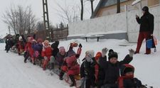Un primar a închis o stradă pentru a fi transformată în derdeluș pentru copii: Să se bucure și cei mici de iarnă! - VIDEO