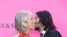 După toate dramele din viața lui, Keanu Reeves iubește din nou, la 58 de ani. Sărut pasional pe covorul roșu
