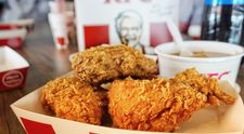 Rețeta secretă de pui de la KFC, dezvăluită. A fost nevoie de 18 luni pentru a afla combinația ”magică”