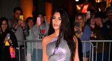 Kim Kardashian și Kanye West, imposibil de ignorant la un eveniment monden. Vedeta pare înfășurată în staniol