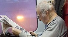 Cine este batranul din tren devenit viral in Romania? Lectia superba predata de acest profesor de 94 de ani