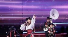 Are doar 13 ani, carismă cât cuprinde și o voce fenomenală! Cine este Ionela Stînă, adolescenta care a făcut show total la Românii au talent alături de trupa ei pe piesele „Ederlezi” și „Ileană, Ileană”. Andra: „Pentru mine s-a născut o stea!”