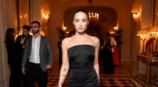 ”Arestați-l acum pe chirurgul ei plastic!” Demi Lovato, operație estetică ratată? Cum a fost surprinsă la Săptămâna modei de la Paris: ”Ce fel de zombificare e asta?”