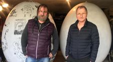 Celebritățile s-au pus pe vopsit ouă gigantice înainte de Paște. Care e scopul