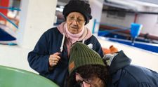 Șef sub acoperire, 9 octombrie. La ferma piscicolă de la Podu Olt, ”Vlad” o cunoaște pe doamna Anicuța, de la ”maternitatea” de păstrăvi, care îl pune la muncă grea: ”Trebuie să aspirăm icrele moarte”
