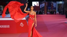 Mădălina Ghenea, “lady in red” la Festivalul de Film de la Roma! Actrița a întors toate privirile pe covorul roșu