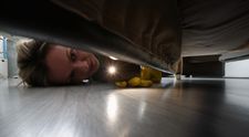 Momente de groază pentru o femeie în camera de hotel! Șocant ce a descoperit noaptea, sub pat: „Am văzut niște ochi care se uitau la mine”