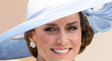 Kate Middleton, apariție de senzație în pantaloni scurți, roșii. Cum arată prințesa în tricou și cu șapcă pe cap