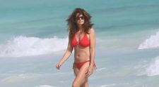 O recunoști? Așa arată un supermodel în costum de baie la 58 de ani! Imaginile surprinse de paparazzi cu fosta soție a lui Richard Gere fac înconjurul internetului