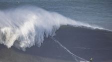 Momentul când o vedetă de la Love Island face surf pe un val imens, în Portugalia. Ar putea intra în Cartea Recordurilor: ”A fost o nebunie”