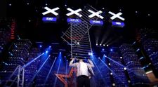 Românii au talent 2023. Dorian Didier a făcut ca imposibilul să devină posibil cu număr în care sprijină obiecte extrem de grele pe bărbie
