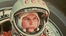 Reactia taranilor ce arau campul cand l-au vazut pe Gagarin aterizand din Cosmos, in 1961!