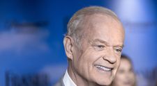 La 70 de ani, ar putea să își plimbe nepoțeii în parc, dar el o face cu propriul bebeluș. Actorul din Fraser, la al optulea copil