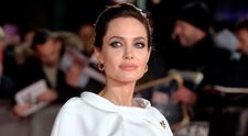 Imagini controversate cu Angelina Jolie. A gatit si a mancat gandaci si paianjeni alaturi de copiii ei: VIDEO