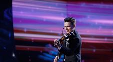 Românii au talent, 13 martie 2026. Iulian Băluțel, tânărul pasionat de vioară de peste două decenii, a reușit să ridice juriul și sala în picioare. A încântat cu talentul său și și-a asigurat un loc mai departe: „Mă plec în fața ta”