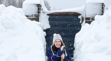 Provocarea anului! După ce a nins abundent, locuitorii regiunii Sahalin din Rusia s-au întrecut la sărituri în zăpadă