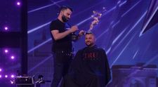 Nu încercați asta acasă! Hairstylistul care se joacă cu focul i-a îngrozit pe jurați