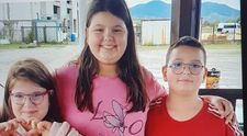 La ce chinuri greu de imaginat au fost supuși copiii lui Adrian Marțian, chiar de mama lor! Dezvăluiri șocante din trecutul celor mici: „Îi băga cu capul sub apă...”