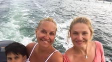 Vica Blochina, imagine pe placul fanilor. Blondina s-a pozat in costum de baie si a publicat imaginea pe internet