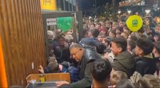 Locuitorii din Drobeta-Turnu Severin s-au călcat în picioare la deschiderea restaurantului McDonald's. Pentru un meniu la 10 lei, oamenii maturi împingeau copiii în ușă