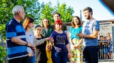 Reactia micutilor cand au vazut noua casa, nepretuita. Acum arata ca un adevarat camin pentru o familie fericita