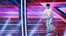 Românii au talent, 13 februarie 2026. Maximilian Bijak, acrobatul de doar 15 ani care a primit Golden Buzz la ”Das Supertalent”, a sărit cu trotineta peste jurați. S-a dat peste cap și a oferit un spectacol la înălțime: „Cu urmele alea de roți pe față, nu o să te recunoască nimeni”